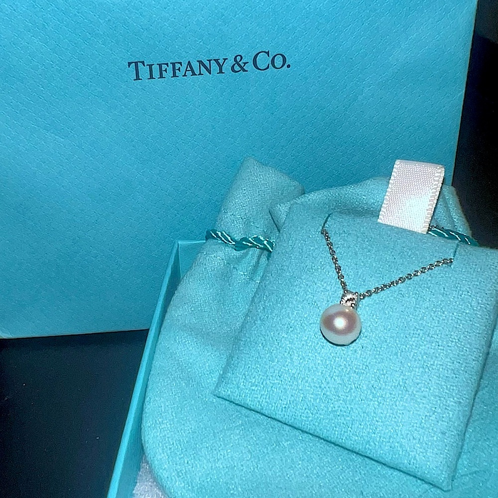 Tiffany Co Signature Pearls Pendant 16” 18k white gold